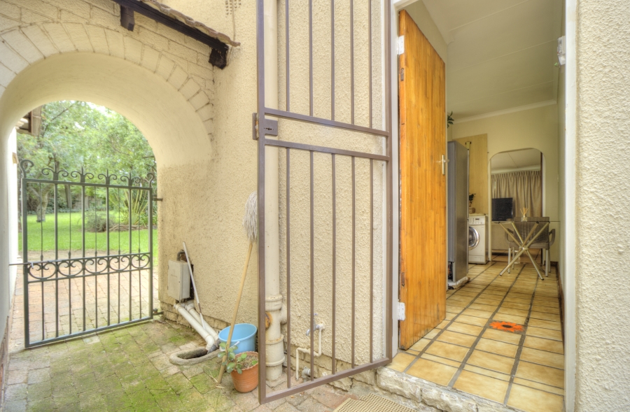 To Let 1 Bedroom Property for Rent in Gallo Manor Gauteng