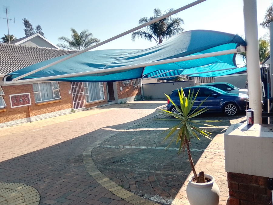 15 Bedroom Property for Sale in Hurlyvale Gauteng