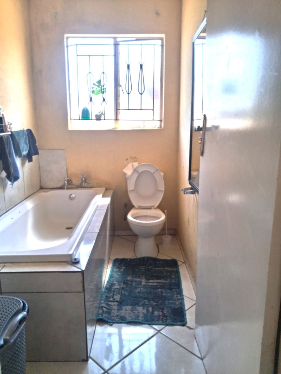 10 Bedroom Property for Sale in Clayville Gauteng
