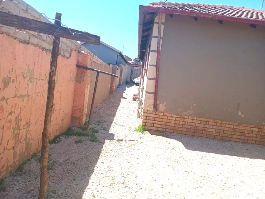 10 Bedroom Property for Sale in Clayville Gauteng