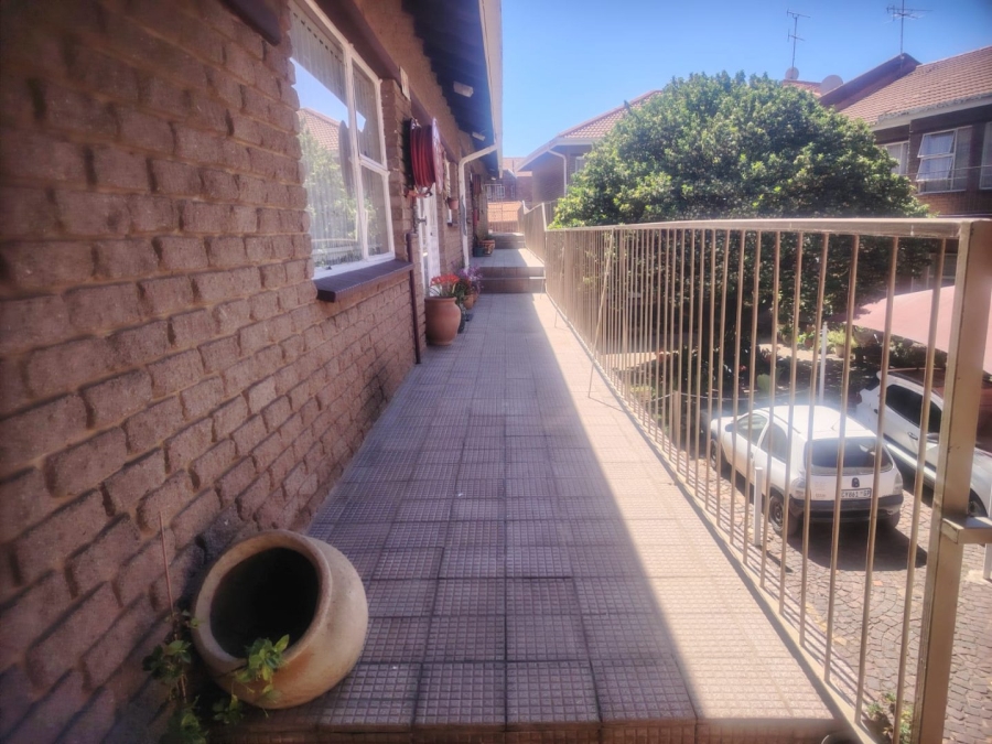 2 Bedroom Property for Sale in Greenhills Gauteng
