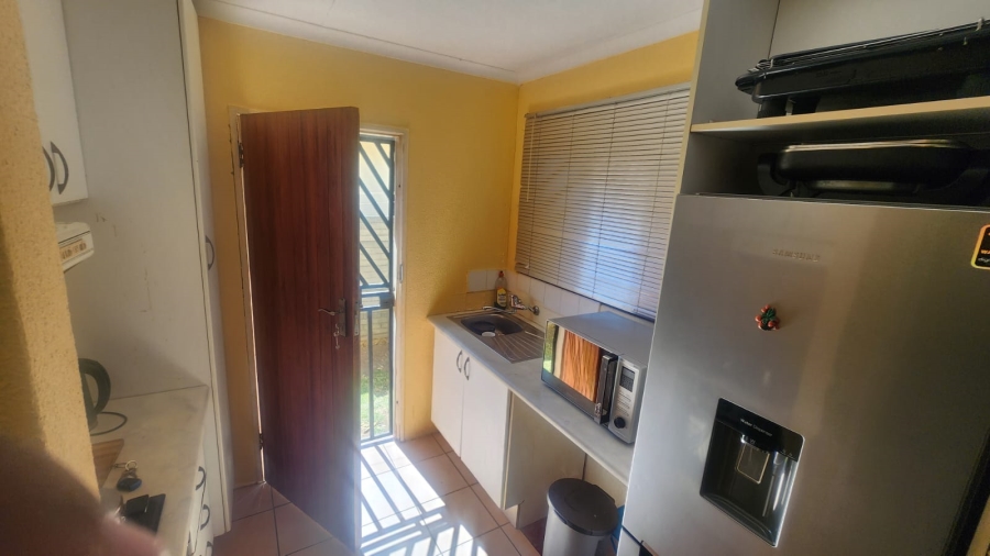 To Let 2 Bedroom Property for Rent in Corlett Gardens Gauteng