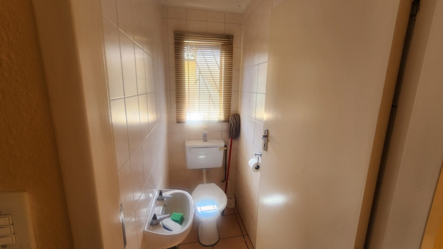 To Let 2 Bedroom Property for Rent in Corlett Gardens Gauteng