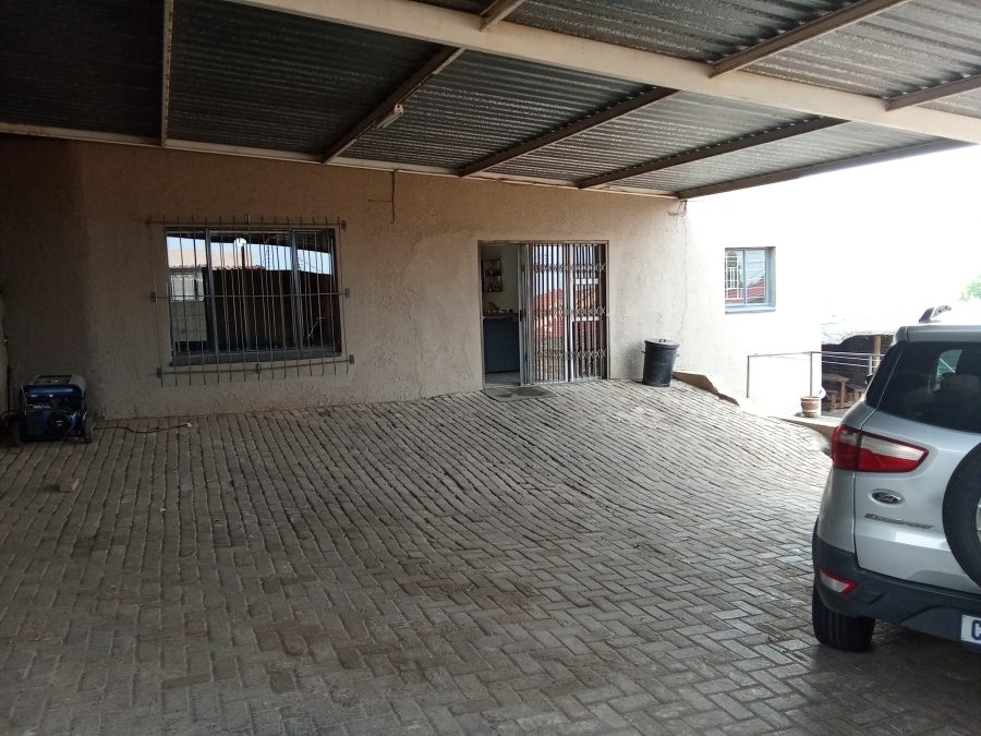 4 Bedroom Property for Sale in Lindhaven Gauteng
