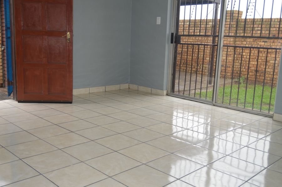 To Let 3 Bedroom Property for Rent in Greenhills Gauteng