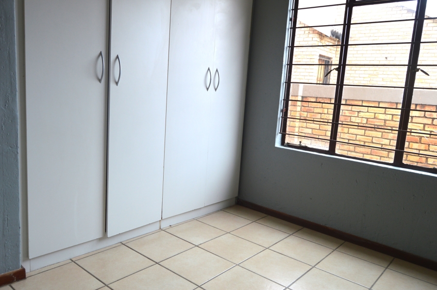 To Let 3 Bedroom Property for Rent in Greenhills Gauteng