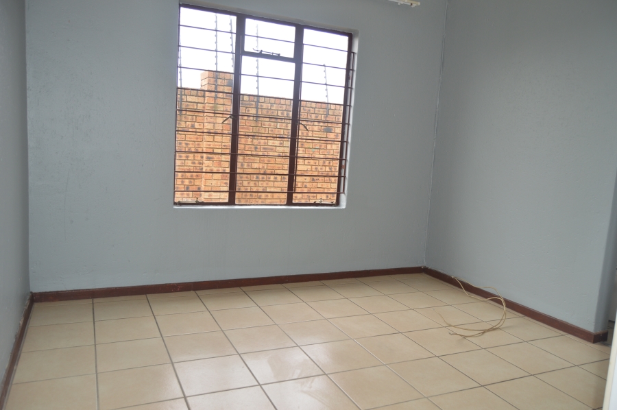 To Let 3 Bedroom Property for Rent in Greenhills Gauteng
