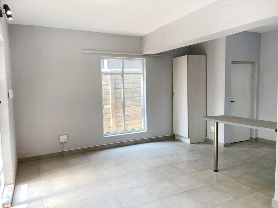 To Let 1 Bedroom Property for Rent in Linden Gauteng