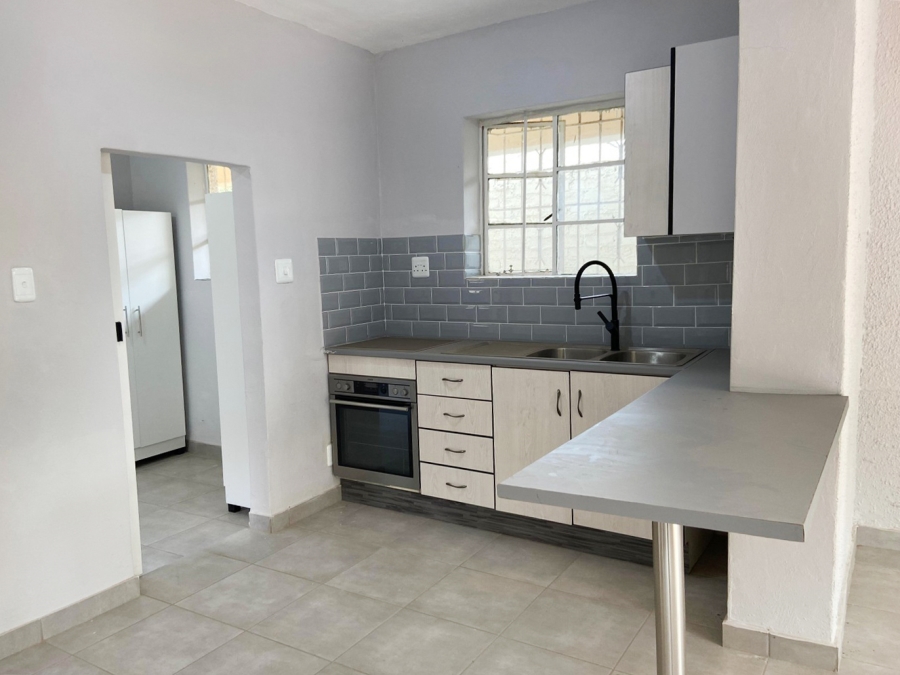 To Let 1 Bedroom Property for Rent in Linden Gauteng