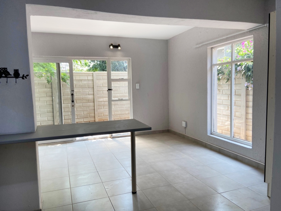To Let 1 Bedroom Property for Rent in Linden Gauteng