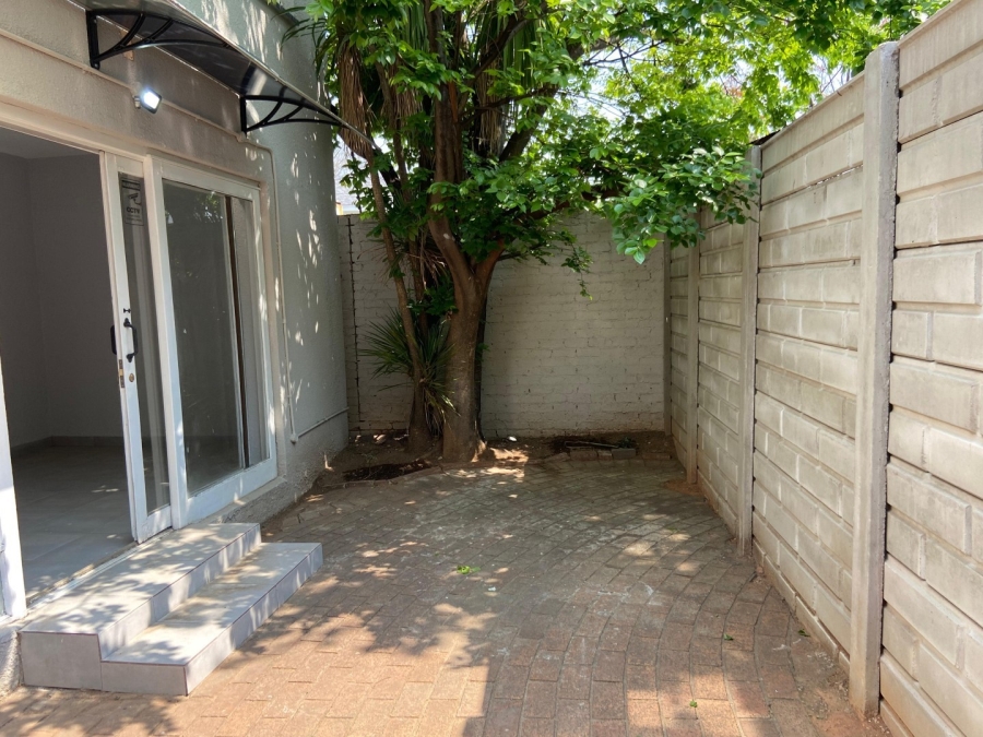 To Let 1 Bedroom Property for Rent in Linden Gauteng