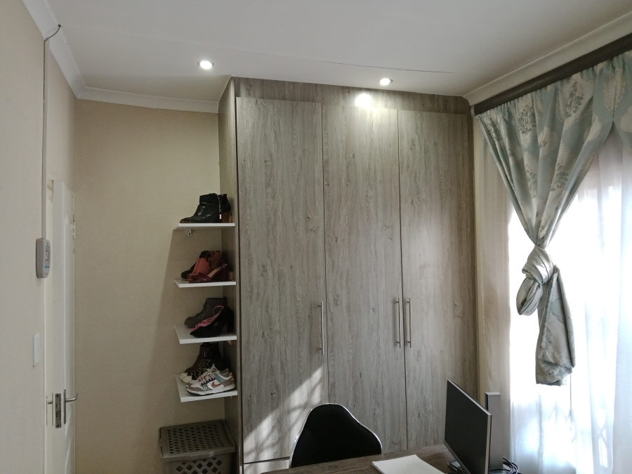 3 Bedroom Property for Sale in Roodekop Gauteng