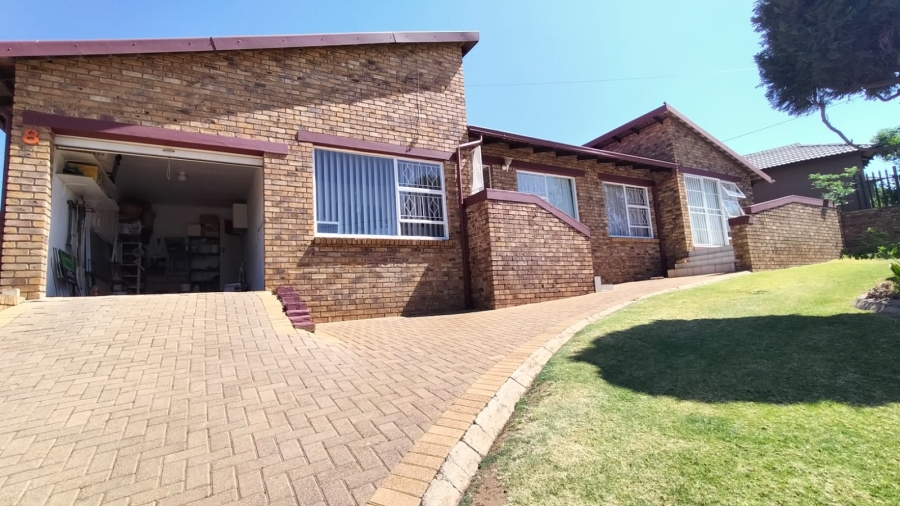 3 Bedroom Property for Sale in Noordheuwel Gauteng