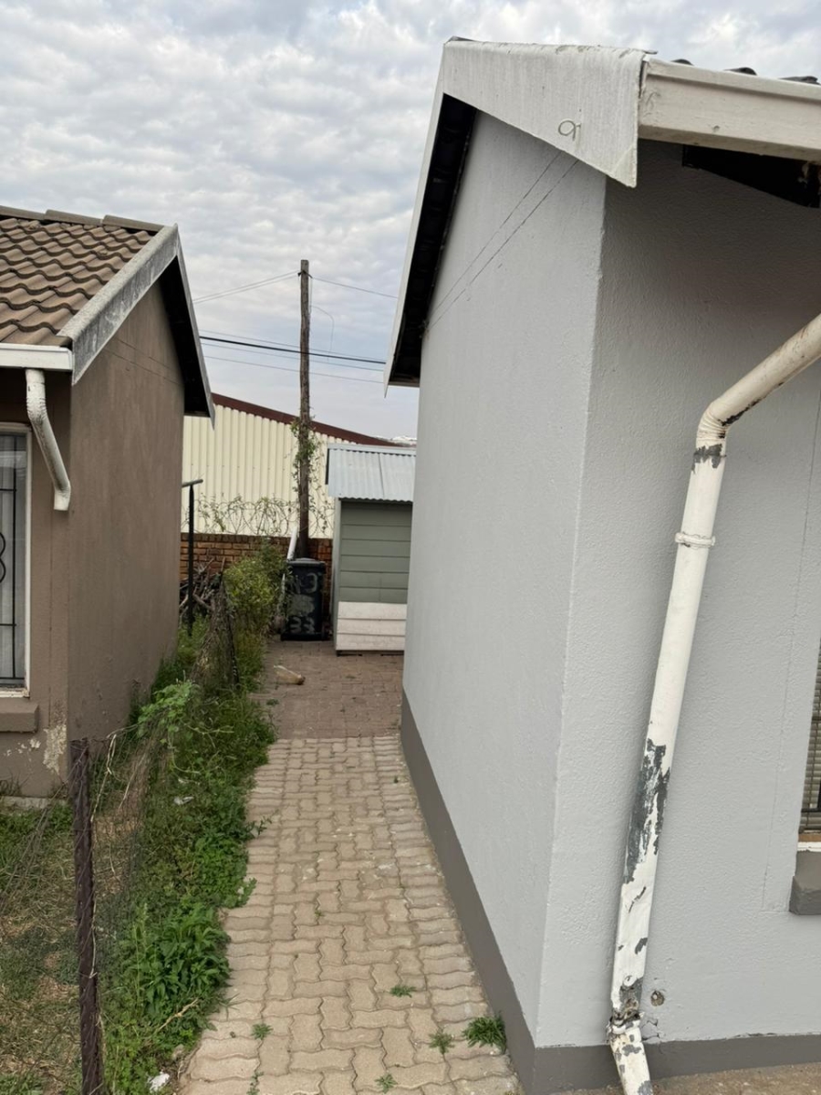 To Let 2 Bedroom Property for Rent in Lombardy West Gauteng