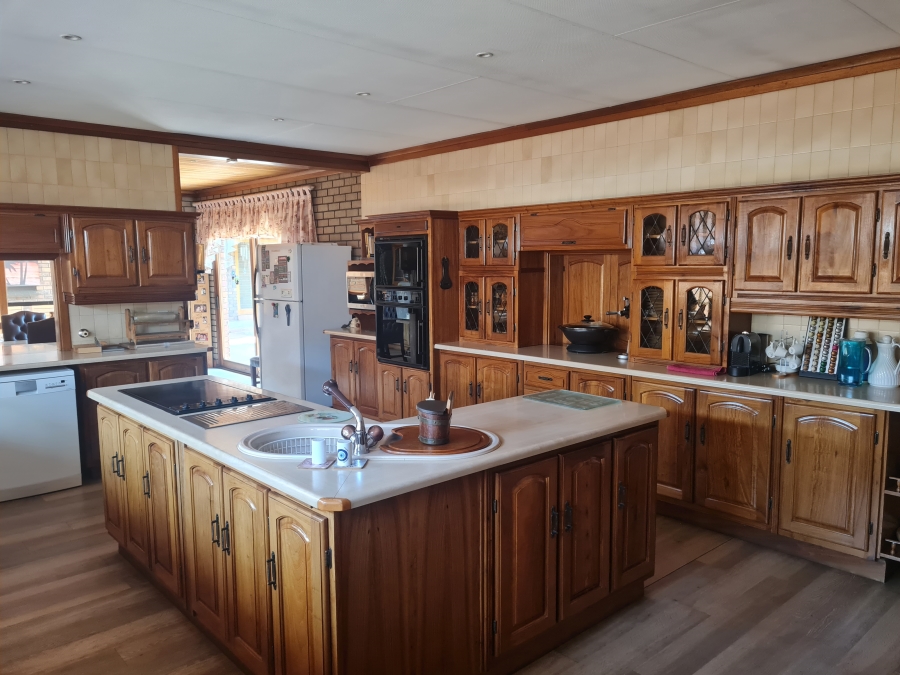 5 Bedroom Property for Sale in Kenleaf Gauteng