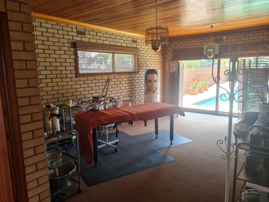 5 Bedroom Property for Sale in Kenleaf Gauteng