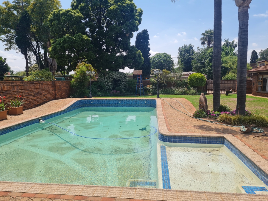 5 Bedroom Property for Sale in Kenleaf Gauteng