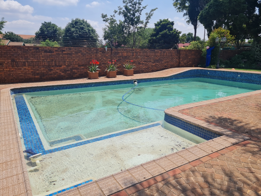 5 Bedroom Property for Sale in Kenleaf Gauteng
