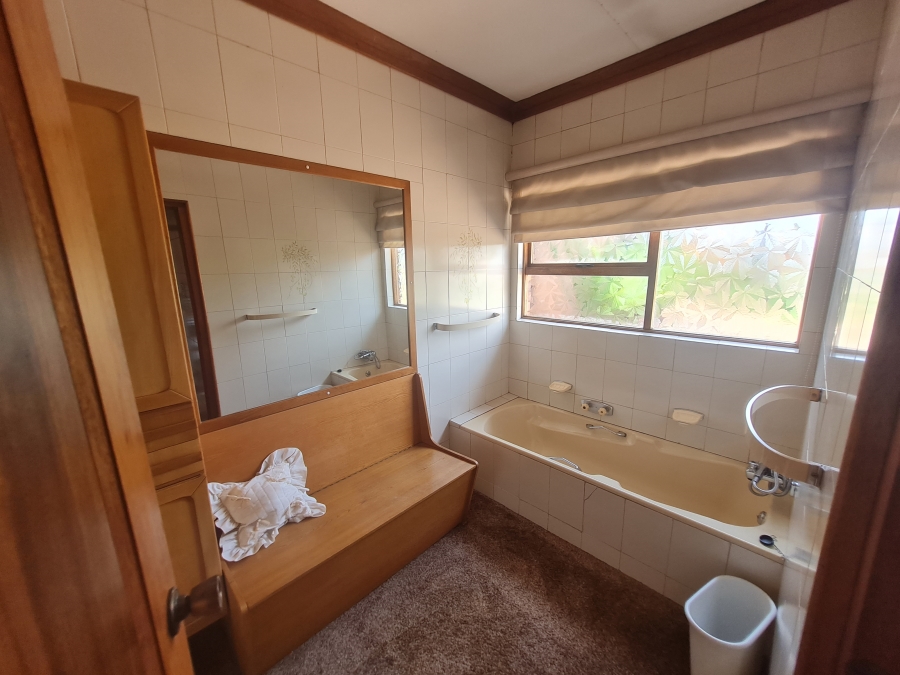 5 Bedroom Property for Sale in Kenleaf Gauteng