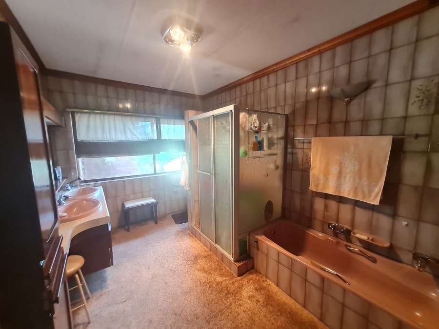 5 Bedroom Property for Sale in Kenleaf Gauteng