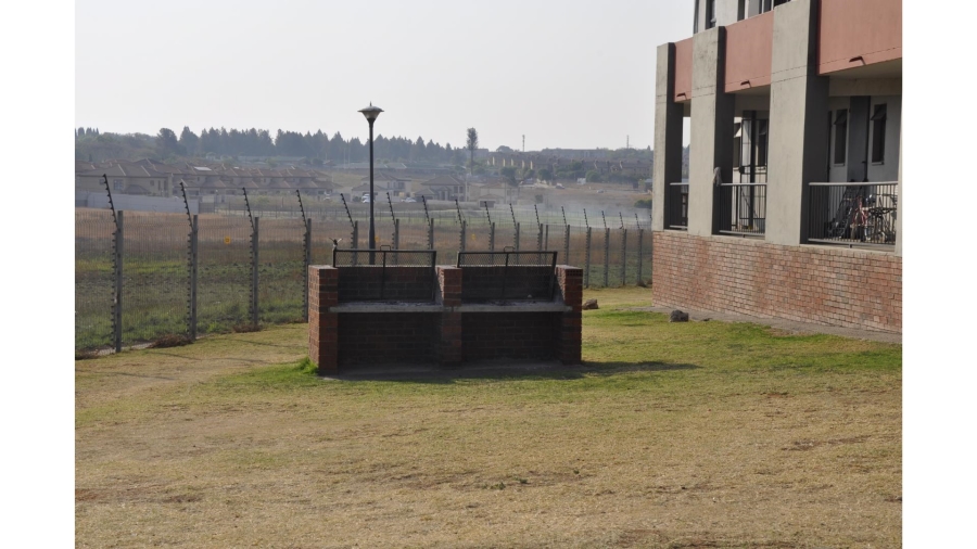 To Let 2 Bedroom Property for Rent in Noordwyk Gauteng