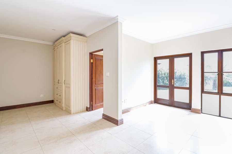 5 Bedroom Property for Sale in Silver Lakes Golf Estate Gauteng