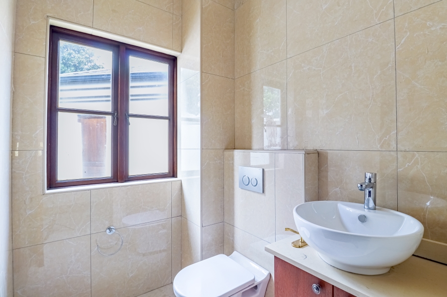 5 Bedroom Property for Sale in Silver Lakes Golf Estate Gauteng
