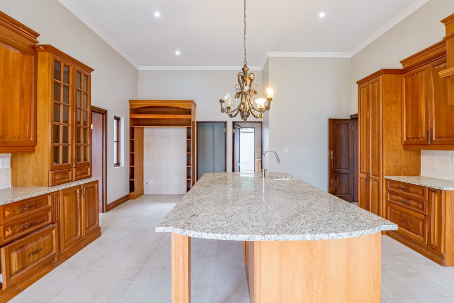 5 Bedroom Property for Sale in Silver Lakes Golf Estate Gauteng