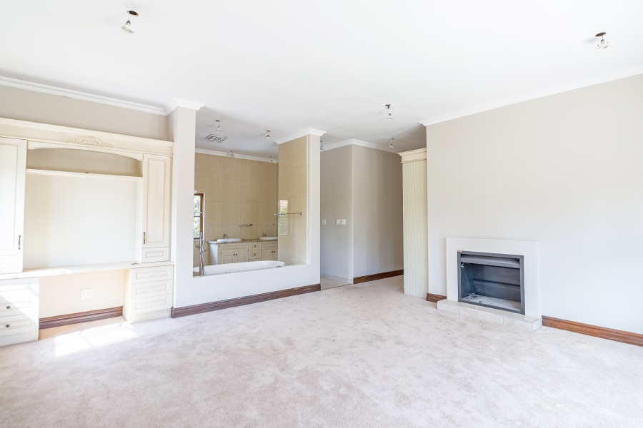 5 Bedroom Property for Sale in Silver Lakes Golf Estate Gauteng