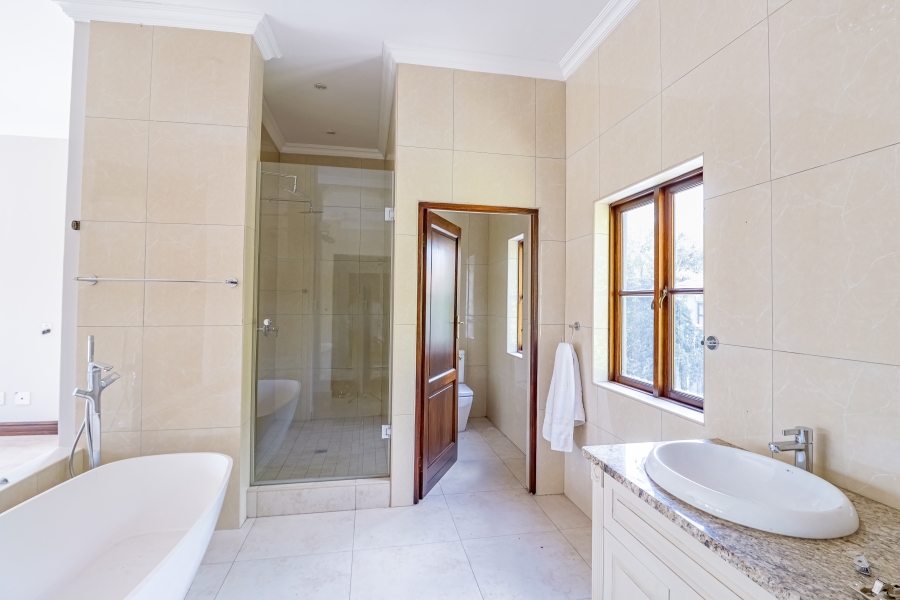 5 Bedroom Property for Sale in Silver Lakes Golf Estate Gauteng