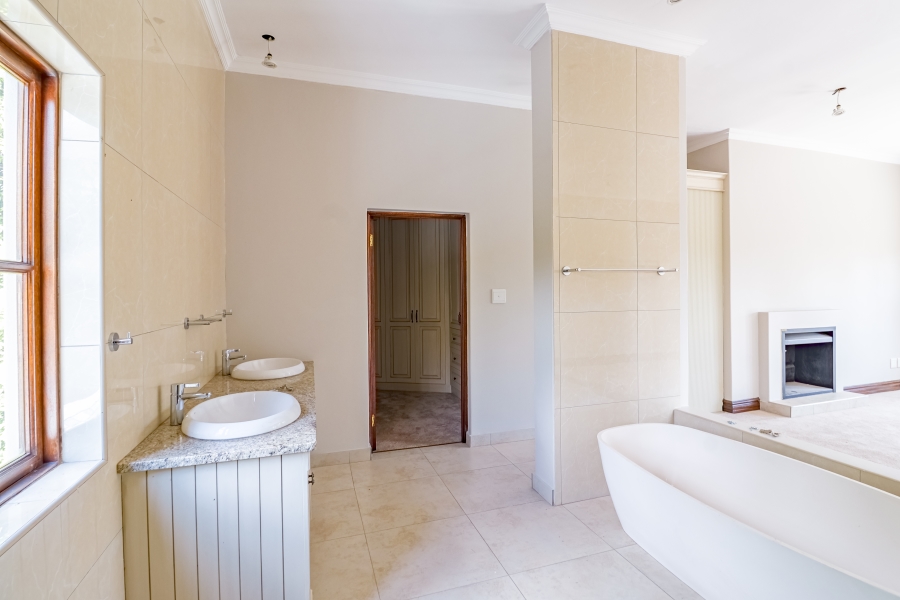 5 Bedroom Property for Sale in Silver Lakes Golf Estate Gauteng