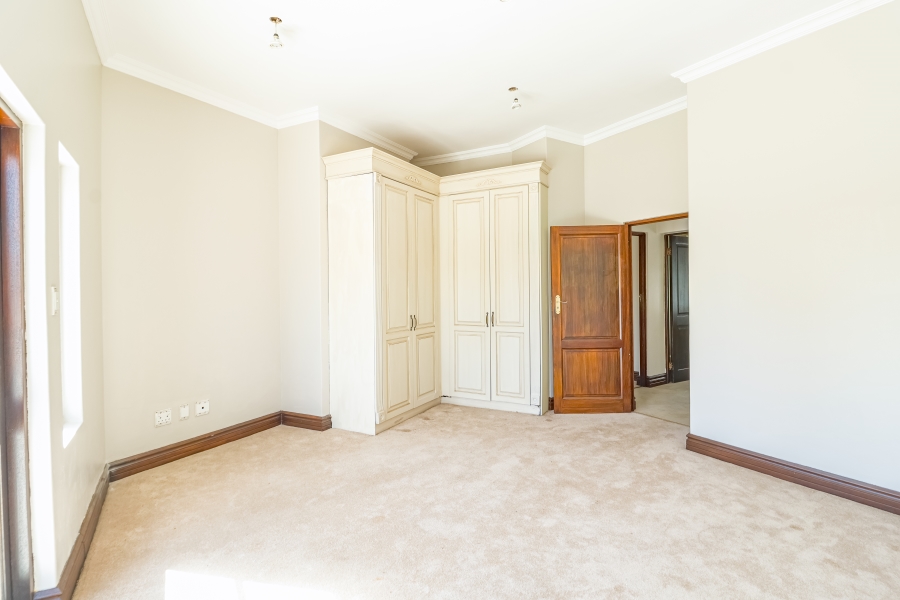 5 Bedroom Property for Sale in Silver Lakes Golf Estate Gauteng