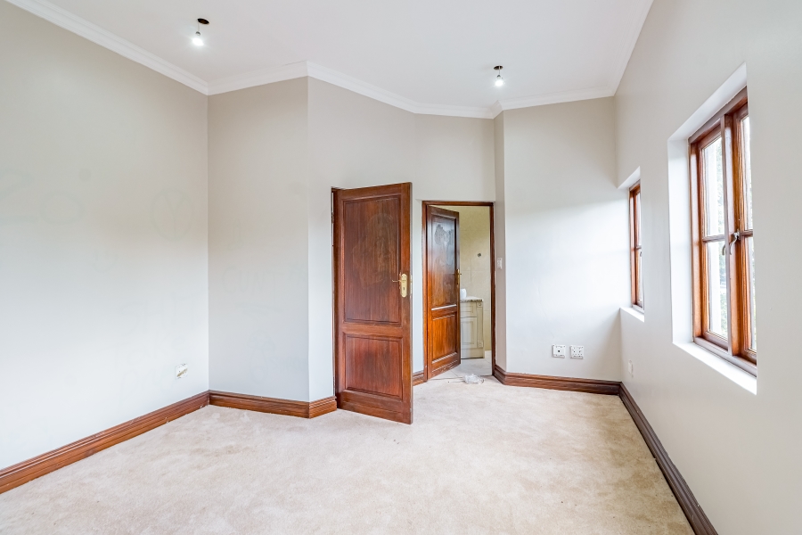 5 Bedroom Property for Sale in Silver Lakes Golf Estate Gauteng