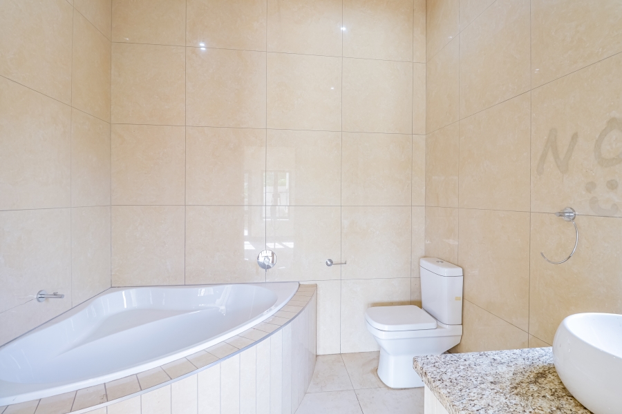 5 Bedroom Property for Sale in Silver Lakes Golf Estate Gauteng
