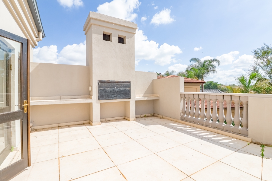5 Bedroom Property for Sale in Silver Lakes Golf Estate Gauteng
