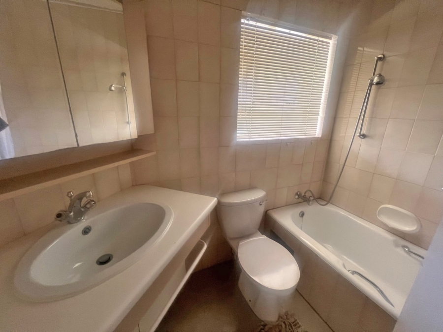 To Let 1 Bedroom Property for Rent in Illovo Gauteng