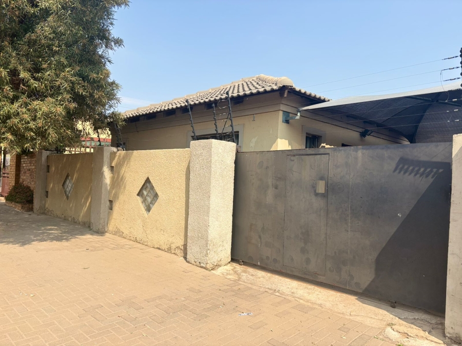 6 Bedroom Property for Sale in Riverlea Gauteng