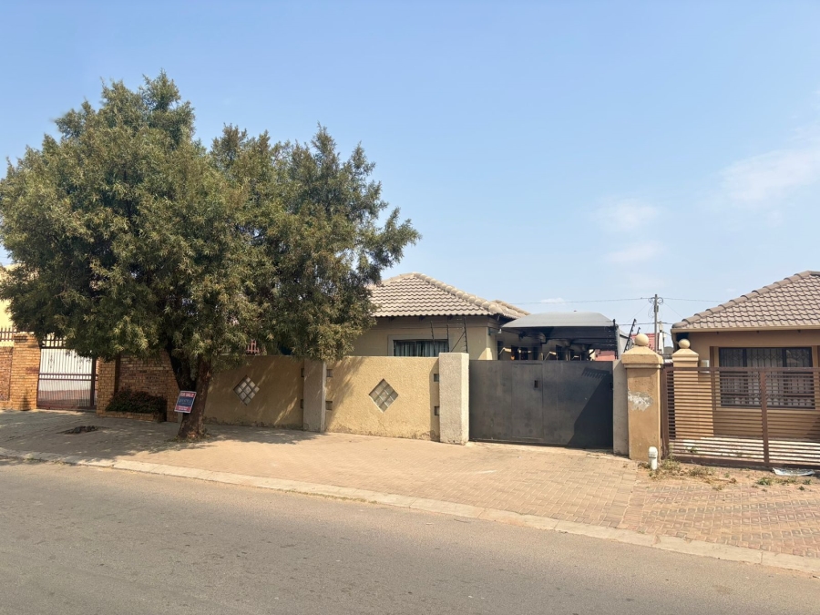 6 Bedroom Property for Sale in Riverlea Gauteng