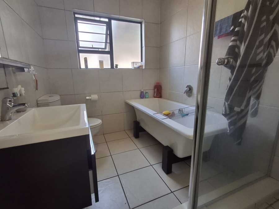 3 Bedroom Property for Sale in Greenstone Park Estate Gauteng