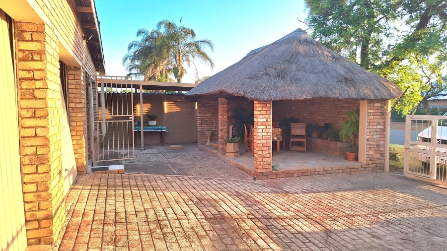 6 Bedroom Property for Sale in Moregloed Gauteng
