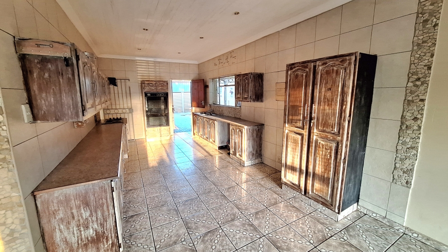 6 Bedroom Property for Sale in Moregloed Gauteng