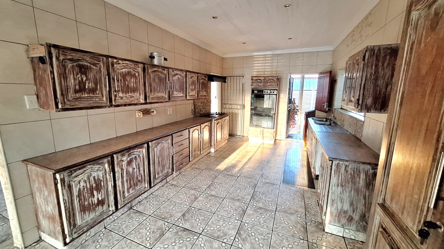 6 Bedroom Property for Sale in Moregloed Gauteng
