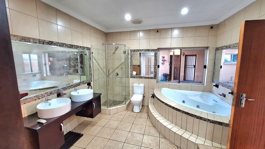 6 Bedroom Property for Sale in Moregloed Gauteng