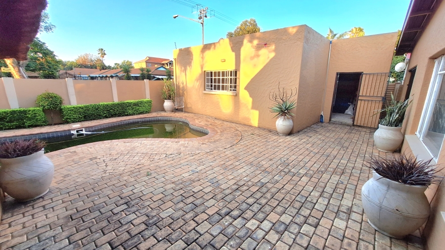 6 Bedroom Property for Sale in Moregloed Gauteng