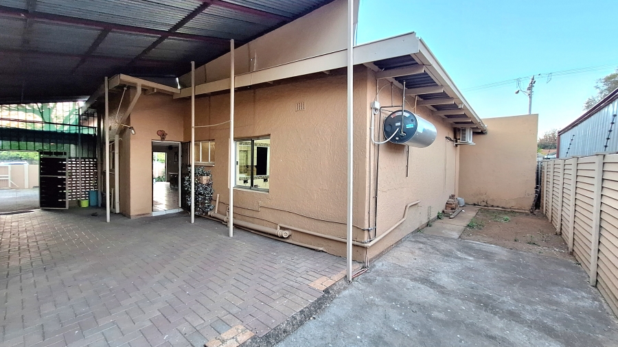 6 Bedroom Property for Sale in Moregloed Gauteng