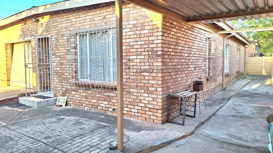 6 Bedroom Property for Sale in Moregloed Gauteng