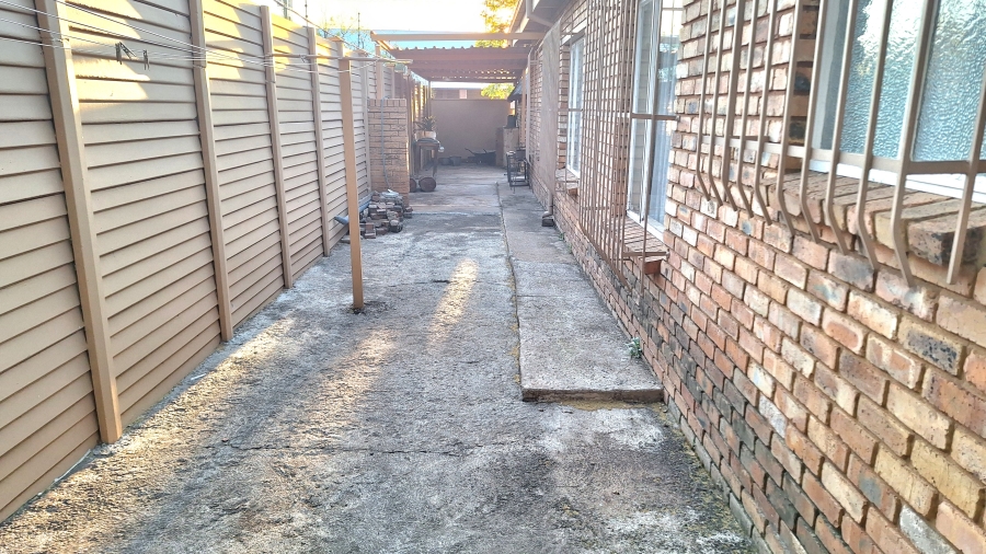 6 Bedroom Property for Sale in Moregloed Gauteng