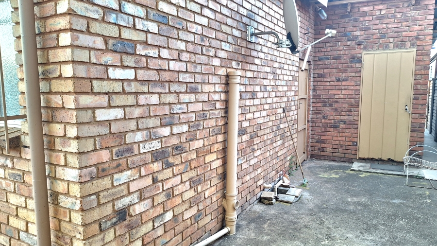 6 Bedroom Property for Sale in Moregloed Gauteng