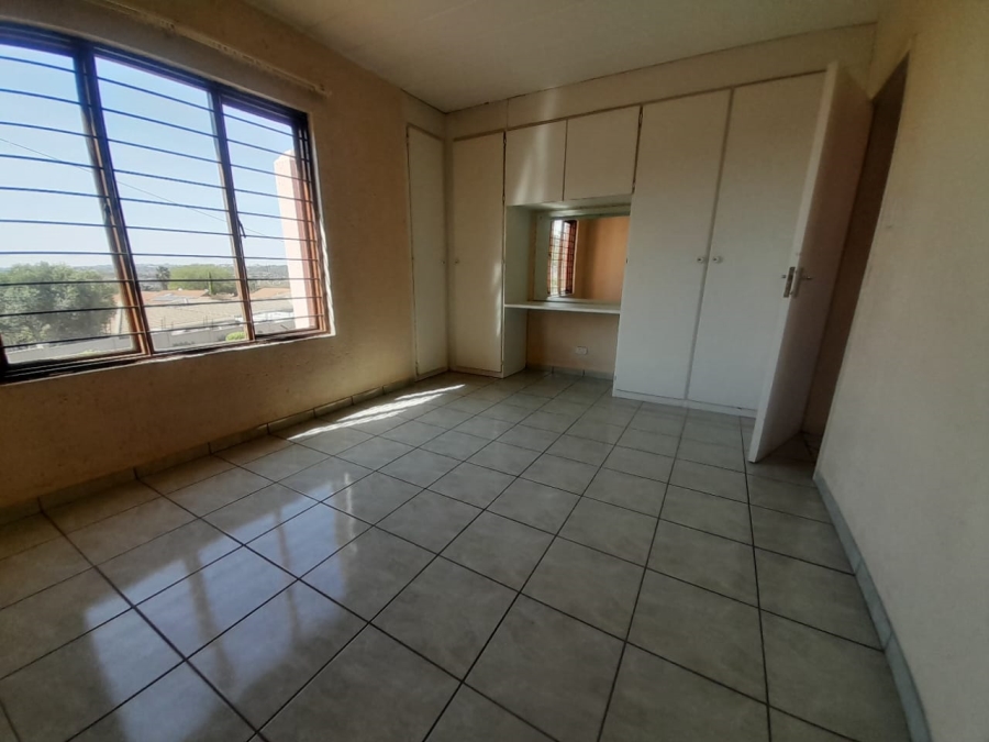 To Let 2 Bedroom Property for Rent in Little Falls Gauteng