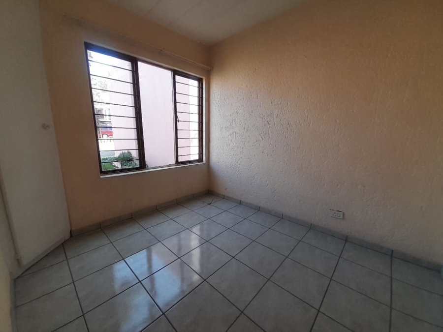 To Let 2 Bedroom Property for Rent in Little Falls Gauteng